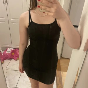 så fin klänning - så fin svart klänning som tyvärr inte kommer till användning längre. jättefin till utekväll/fest eller bara till vardags oxå! skriv för mer frågor/bilder!! 💓💓