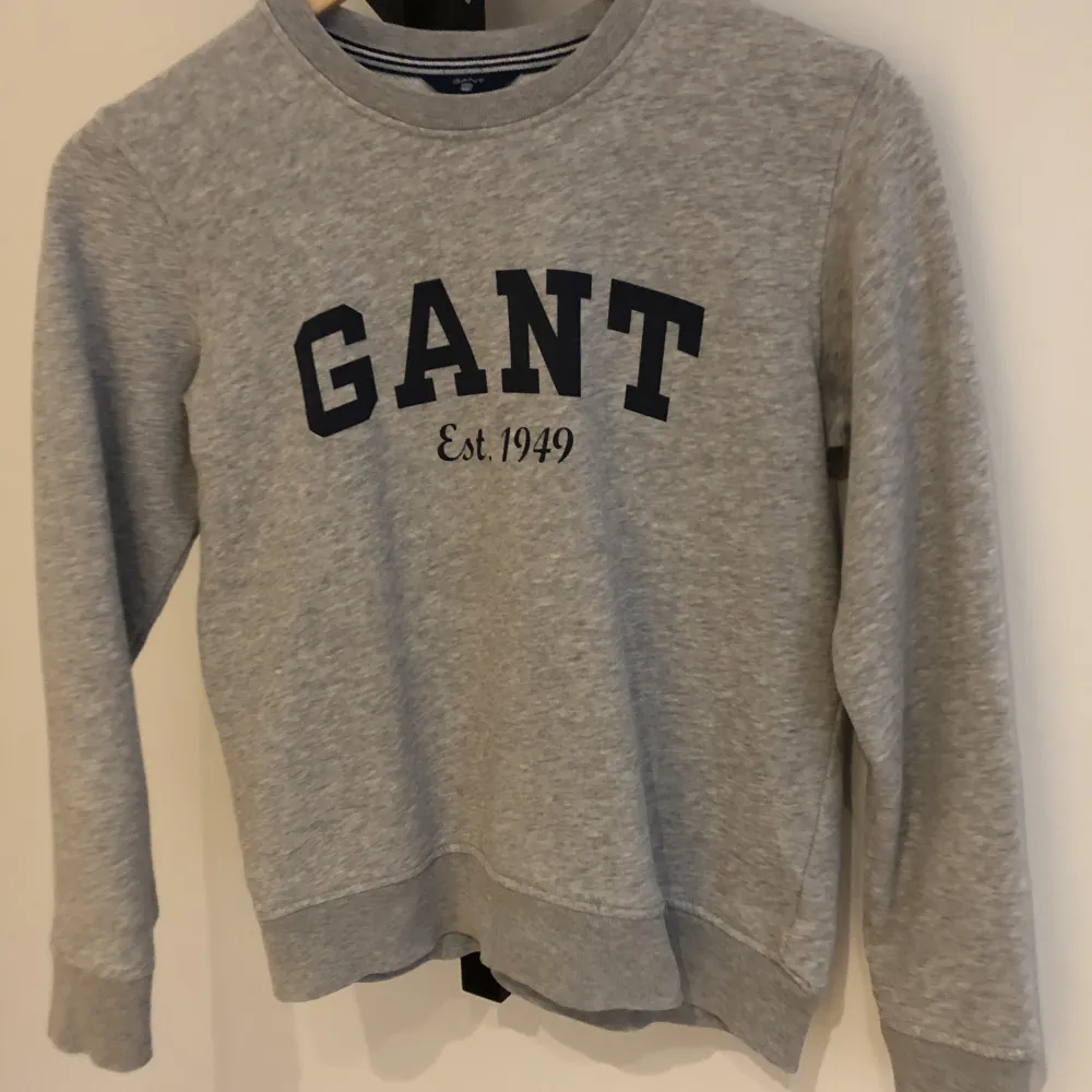 Gant tröja utan luva. Strl 12-13 men stor i storleken. Köptes för 699 men säljs billigt för 169. Hoodies.