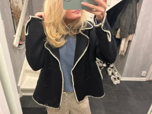 Arket kappa svart - Säljer min svarta arket kappa i storlek 34, använd fåtal ggr där med priset, köptes nyss men får ingen använding för den därför säljs den!😁NYPRIS 1200kr