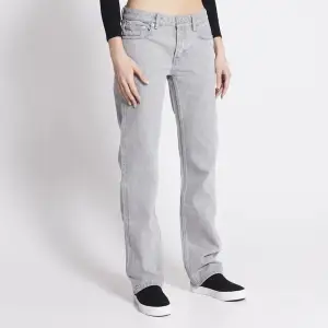 Gråa jeans från Lager 157! Helt oanvända och säljer de för 350kr fast nypriset ligger på 400kr❤️