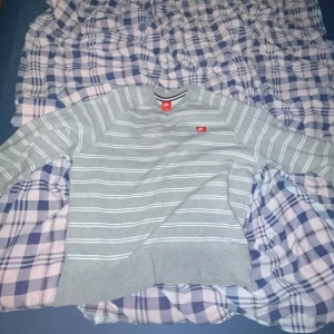 Nike vintage långarmad tröja  - Vintage Nike tröja grå och vit storlek XL men passar som L lite cropped priset kan diskuteras 
