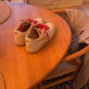 Nike air force - Skor i relativt bra skick.  OBS! Ett litet hål i sulan där av priset, finns heller ingen sula 