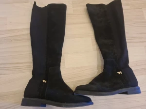 Stövlar - Mocka stövlar st. 36. Använt enstaka gång. Felfria, bra skick. Säljs då min dotter inte vill ha dom längre.