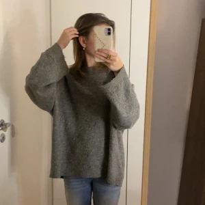 Stickat - En grå stickad tröja jag köpt här på plick, säljer för den är för stor på mig, endast testad