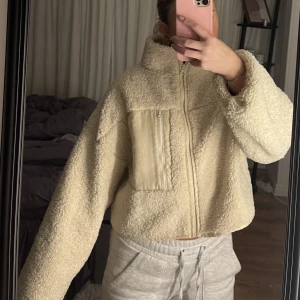 Teddyjacka - Superfin Teddyjacka från Gina tricot i storlek Small. Sparsamt använd! Skriv om du har några frågor 🥰