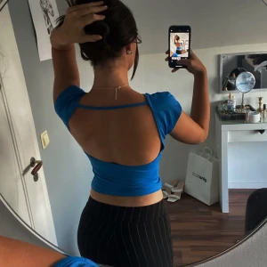 Topp - Söt blå topp i ett fint skick, använd ett fåtal gånger 🥰