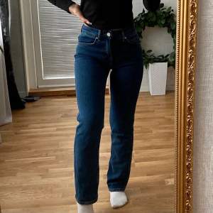 Mörkblåa lågmidjade jeans från bikbok. Storlek 26x32. Jätte fina och använda men är precis som nya! Perfekta i längden som är 168cm lång. Skriv privat för fler bilder🫶🏻