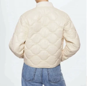 Jacka  - Säljer denna snygga mango jacka parfekt till nu i höst 