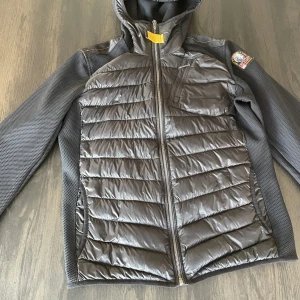 Parajumper nolan xs  - Jag säljer nu min Parajumper jacka som blivit för liten.  Kan mötas och frkatas  Skick 10/10 Nypris 3200 