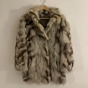 Pälsjacka - Pälsjacka vintage. Bra skick men lagning i innerfodret, inget som syns när man använder den. Kommer tyvärr inte till användning