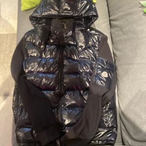 Moncler jacka  - Lite använda moncler jacka, pris kan diskuteras 