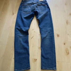 Nudie jeans - Säljer nu mina nudie jeans i den trendiga modellen Grim Trim eftersom att dom var för små på mig. Nypris är 1599 och mitt pris är 499kr. Storleken är 32/34 och skicket är 9/10. Priset är inte hugget i sten, hör av dig vid frågor!!!