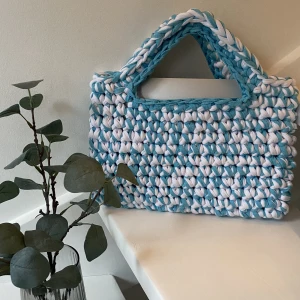 Virkad väska - Virkad väska i återvunnet bomullsmaterial från textilindustrin. 34x19cm. 