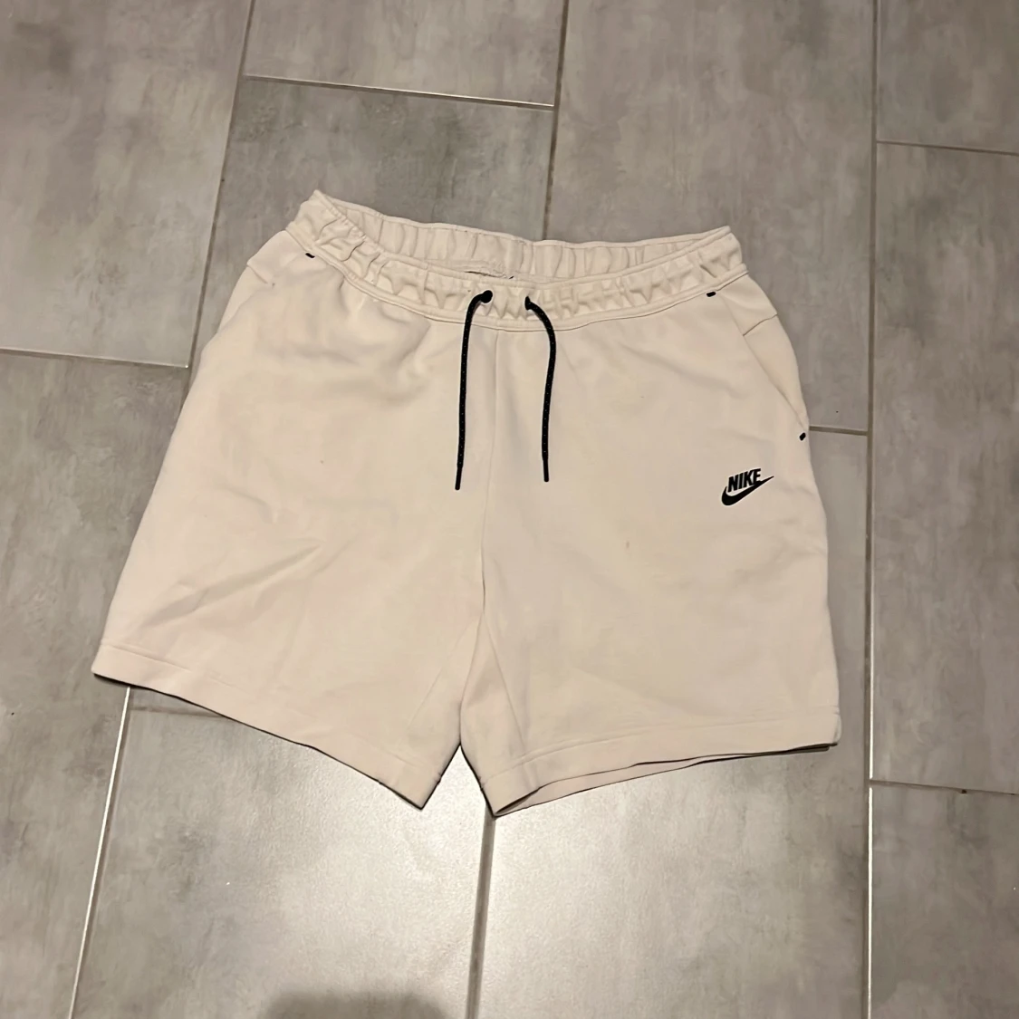 Nike tech shorts som knappt är använda.