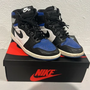Air Jordan 1 Royal Toe  - Helt okej skick lite creesade o något slitna men därför är priset ganska lågt. Skick 5-6/10.  Liten Slitning i färgen på vänstra skons häl. Köpt för 4000kr. 