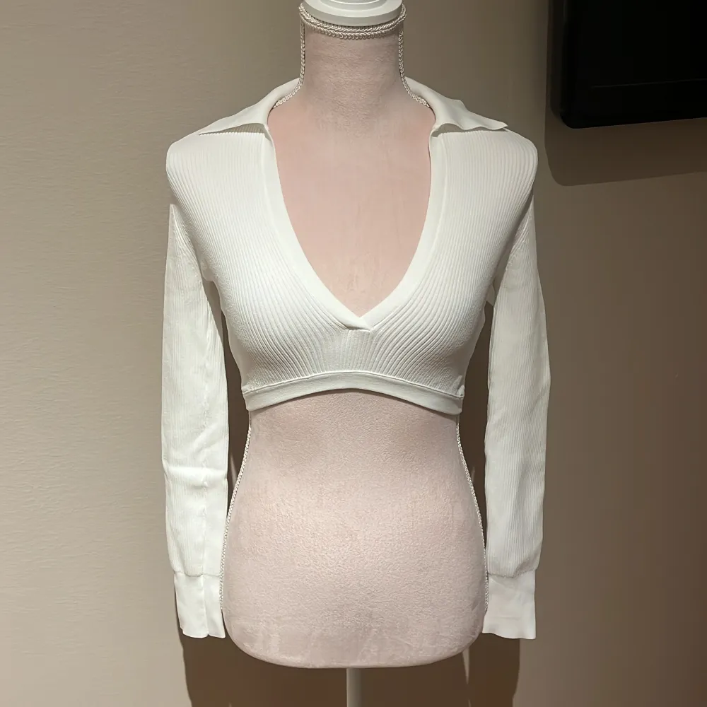 Skit snygg vit tröja som är öppen i ryggen. Använd 1-2gånger!! Frakt kostar 65kr. Tröjor & Koftor.