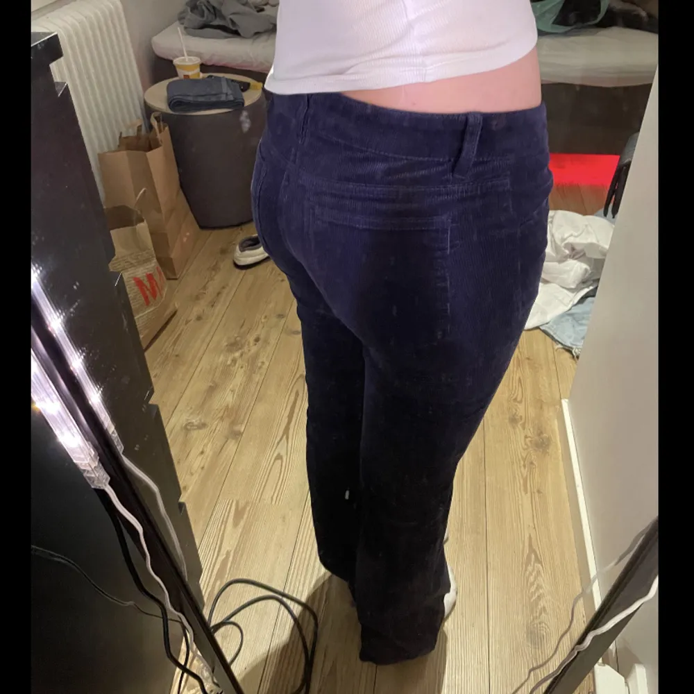 Säljer mina low waist Manchester byxor eftersom de aldrig kommer till andvändning . Jeans & Byxor.