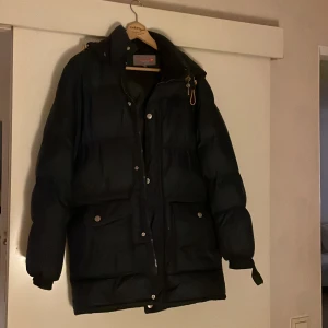 Mörkblå vinterjacka  - Jag säljer min vinterjacka i bra skick 😊 