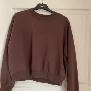 Brun sweatshirt från lager 157, strl M aldrig använd