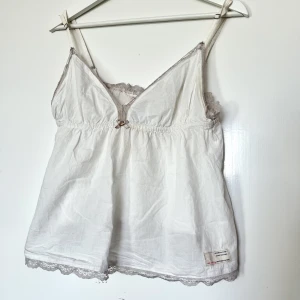 Odd Molly Linne - Vitt linne med spets och rosett från Odd Molly, modell ”Once in a while top”, strlk 2. Jag är S och 175cm lång. 