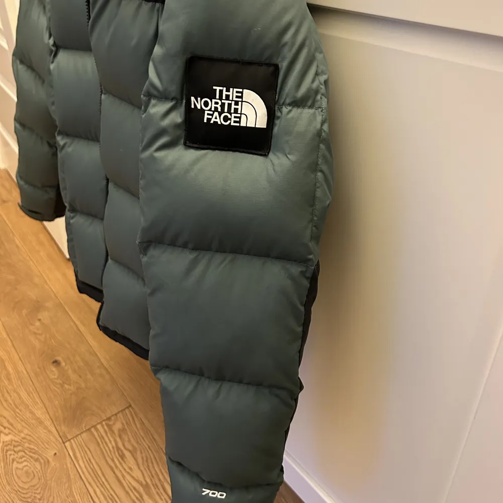 En skön och snygg north face jacka till denna vinter! Den e gjord på ett högkvalitativt material som får den att hålla längre. Perfekt för dig som vill hålla dig varm och bekväm när det är minus grader ute. Skick: 10/10 säljer pga jag har ny jacka.. Jackor.