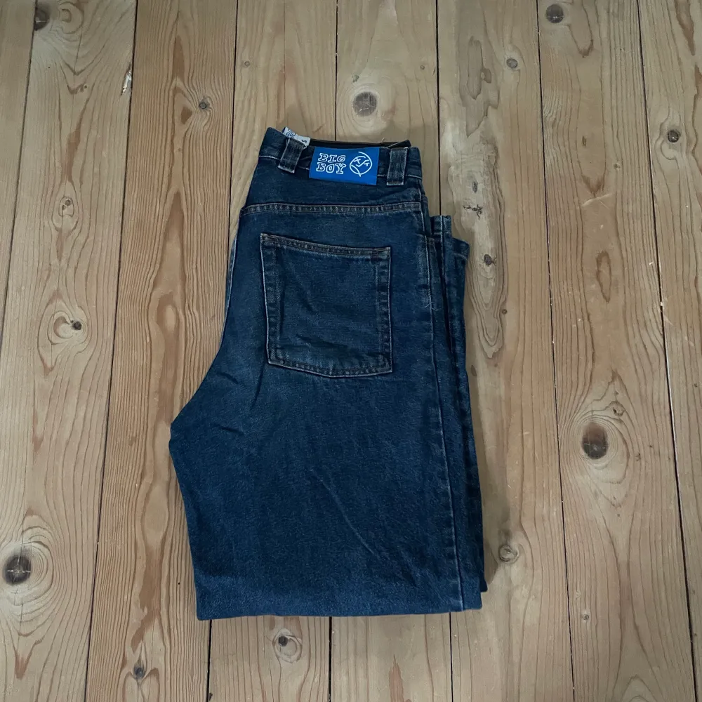 Säljer mina mörkblåa big boy jeans från polar. De är i mycket bra skick därav priset. Nypris är ca 1200 kr tror jag så säljer de för hälften av det. Det är bara att skriva om ni har några frågor💕. Jeans & Byxor.