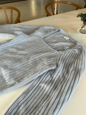 Soft Goat kashmir tröja - Stickad, ljusblå kashmir tröja från Soft Goat. Nästan oanvänd. I storlek L. 