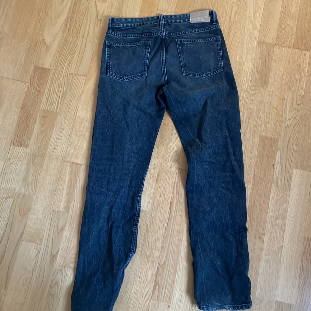 Tja, säljer nu dessa shyssta svarta jeans från zara. Skicket på jeansen är bra och dem sitter väldigt skönt och snyggt. Storleken är 40 . Jeans & Byxor.