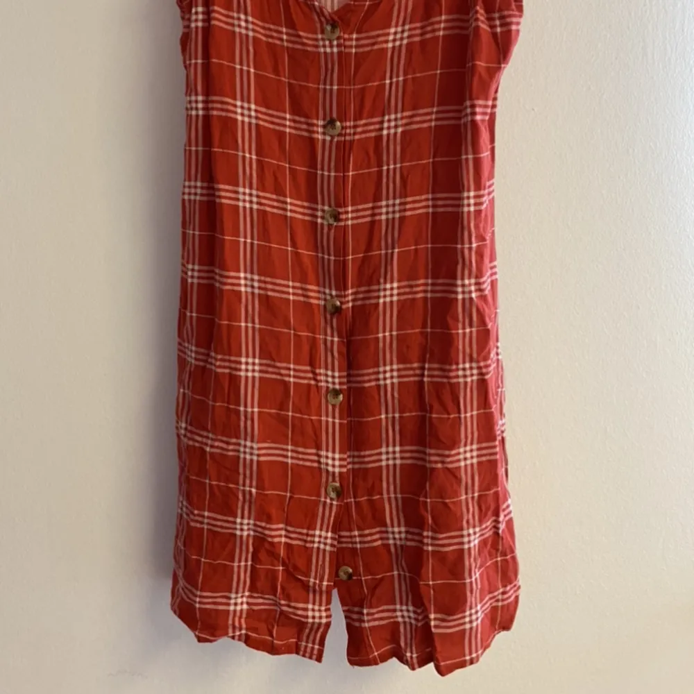 En röd somrig klänning från H&M som använts några gånger men som fortfarande är i ett fint skick. Bara att stryka den en gång så är den som ny🦋. Klänningar.