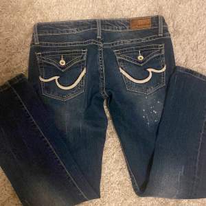 Säljer mina lågmidjade jeans då de inte kommer till andvänding längre. Dem är från amisu och har en jättefin model på backfickorna. Skulle uppskatta att det passar 165cm och kortare. Det står storlek 27 på dem. Hör av dig om du har några frågor❣️