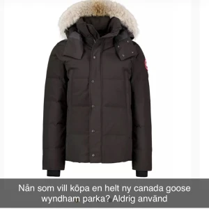Canada goose Wyndham parka - Helt ny aldrig använd hämtade ut den från posten idag men den passade inte mig.  Storlek xxl fusion fit så sitter som en l/xl  Alla tillbehöver finns  7,500kr