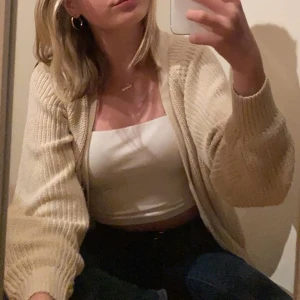 Söt kofta - Säljer denna söta koftan från Cubus då den inte kommer till användning just nu. Storlek XS som S och troligen M passar den bra ändå! ⭐️pris kan diskuteras!