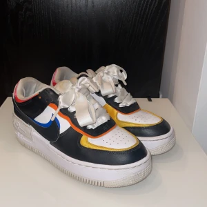 Nike sneakers - Färgglada Nike shadow, i bra skick. Lite missfärgning vid hälen och tungan men annars rena. 