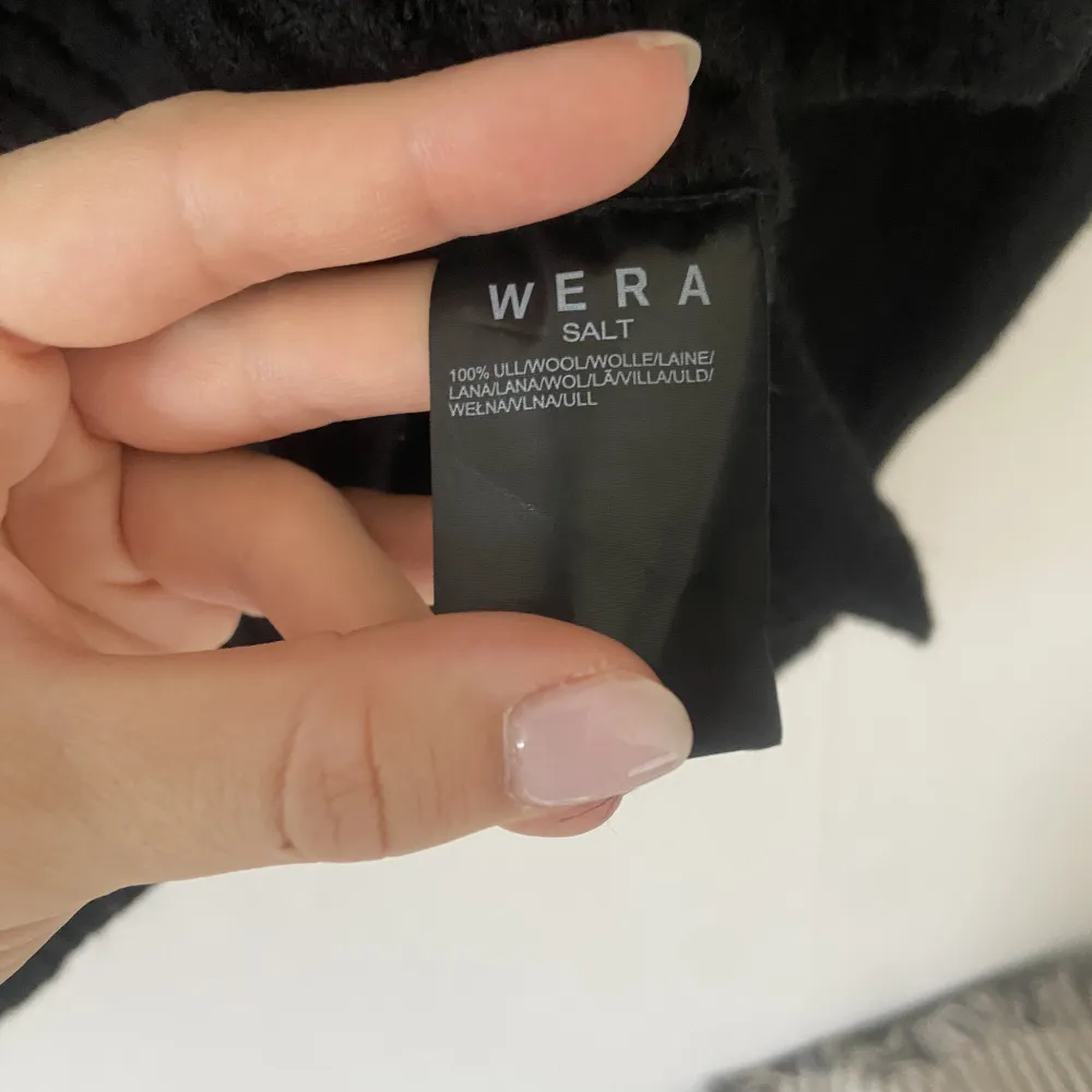 Superfin svart stickad tröja i 100% ull från WERA. Använd fåtal gånger, jättefint skick. Storlek XS men sitter lite oversize. . Stickat.