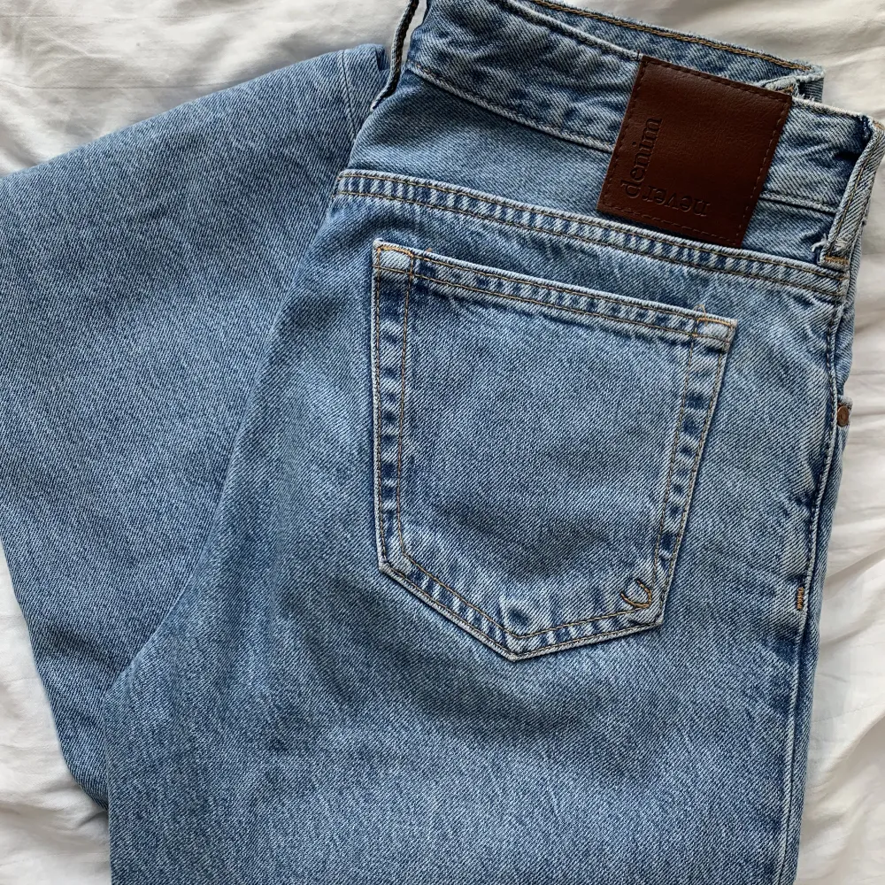 Säljer dessa snygga low straight 550 jeans från Bikbok. Använda men i fint skick!💓. Jeans & Byxor.