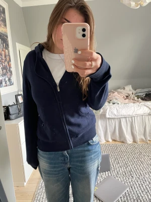 Mörkblå kashmir zip up - Säljer denna mörkblåa Kashmir Zip Up då den inte kommer till användning. 100% Kashmir💗