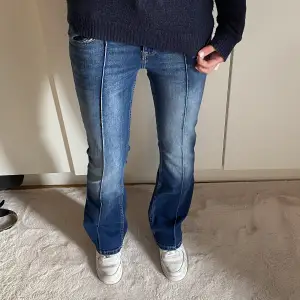 Säljer dessa jättefina jeans från bershka. Dom är helt oanvända med lapp kvar. Lågmidjade i storlek 38 (skulle säga att de typ passar 36 också) modellen är 175🥰 