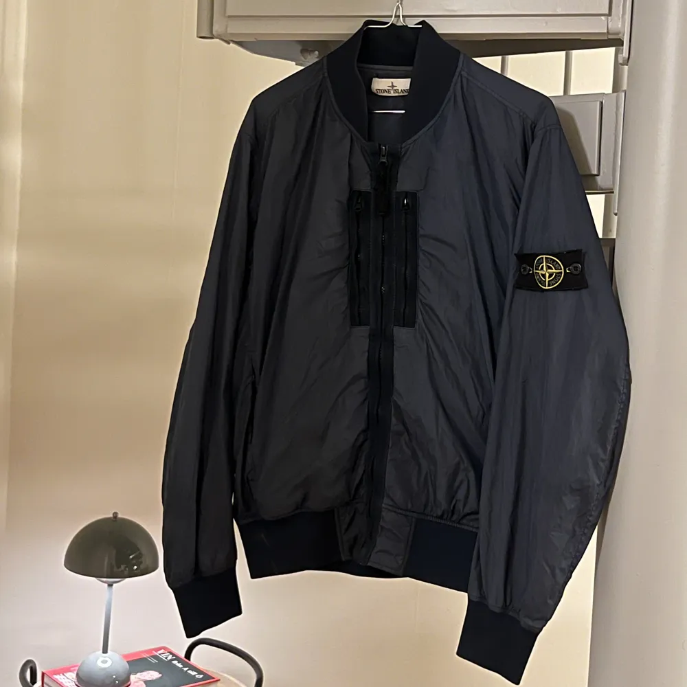 Hej! Säljer en stone Island jacka, inköpt från  W19 på Vasagatan i Göteborg. Den är i lite sportigt material!. Jackor.