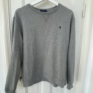 Grå sweatshirt från Ralph Lauren - Grå sweatshirt från Ralph Lauren i storlek XL (för barn, passar därför ca 18-20 år). Fint skick!