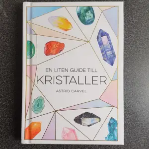 Bok av Astrid Carvel om kristaller. Beställt fel så nyskick. Passar bra för dig som är ny och nyfiken samt vill lära dig mer om stenar. Kristallregister, lite enkla ritualer samt magi. Skriv om du undrar något 🙂 111kr