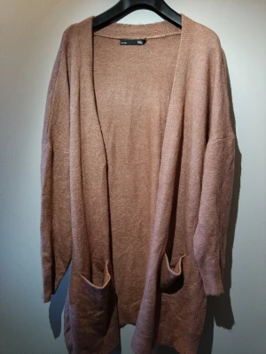 Rosa stickad kofta  - Rosa stickad kofta i storlek M-L. Fint skick! 