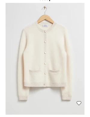 Other stories kofta  - Intressekoll på min Other stories kofta. Super fin och perfekt till höst och vinter nu, har en liten liten defekt nere vid ärmen men syns inte och kan skickas bild på privat om d behövs! Säljer endast för bra pris! 💗