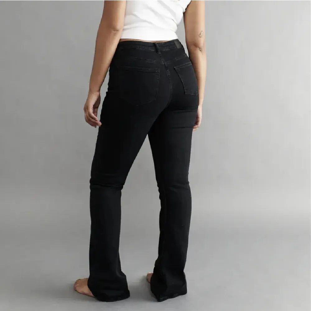 Midwaist flare jeans från gina i storlek 36 bra skick använda några gånger. Jeans & Byxor.