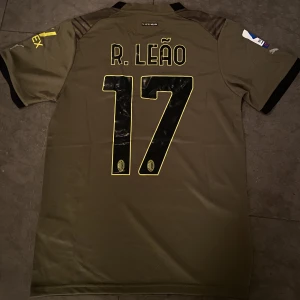Ac milan Raphael Leao tröja - Nyskick, Leao #17 från förra säsongen i storlek S man. 400kr