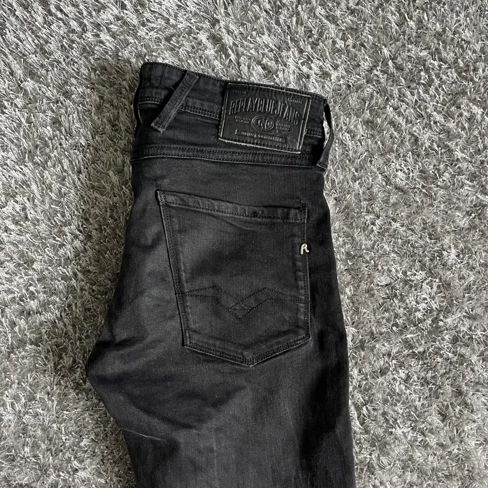 Tjena! Säljer nu mina snygga Jeans ifrån Replay. Modellen är Anbass! Skicket på jeansen är 9,5/10, som nya! Jeansen är i storlek L34 W28. Vid fler frågor/bilder är det bara och höra av sig!  . Jeans & Byxor.