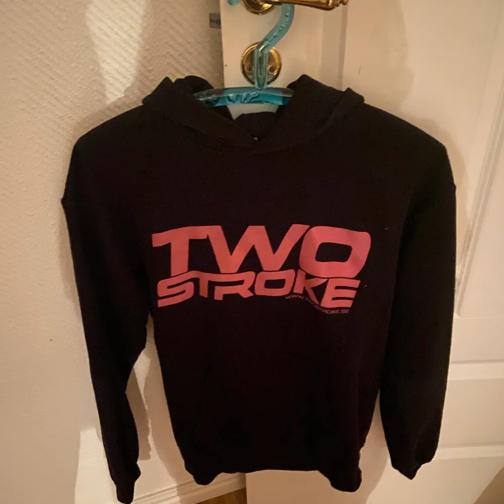 Väl använd hoodie från twostroke Snörerna har försvunnit . Hoodies.