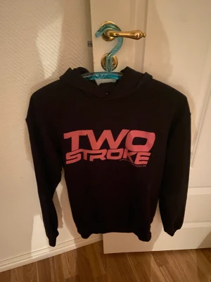 Twostroke hoodie - Väl använd hoodie från twostroke Snörerna har försvunnit 