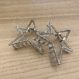 Y2k Hårklämma  - Jätte fina y2k hårklämmor! Priset är för en! Klicka köp, jag lägger upp en annan annons när ena klämman är såld🩷