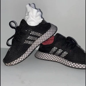 adidas skor  - säljer ett par adidas skor storlek 37. använda några gånger men i ett fint skick