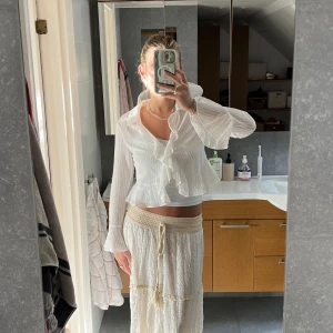 Blus - Söt blus från zara. Använd 1 gång men den är som ny.